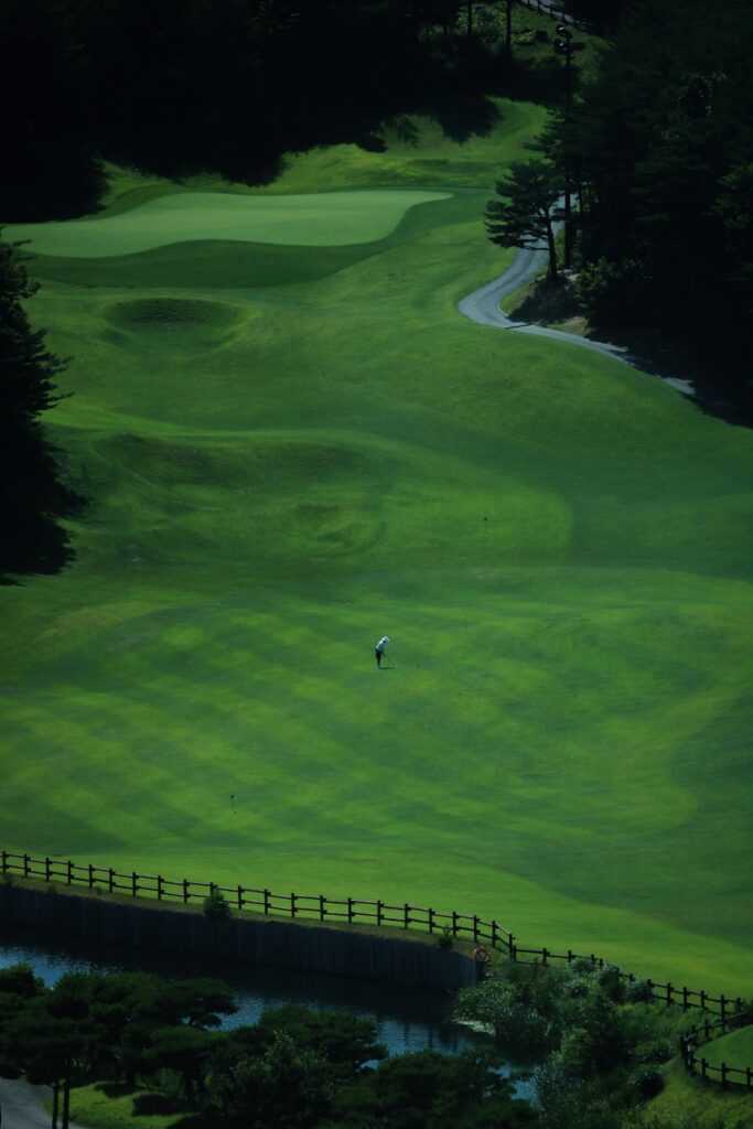 Swing Away: Golf's Secret Role in Weight Loss 2 dylan lee FgxbWRNanXY unsplash